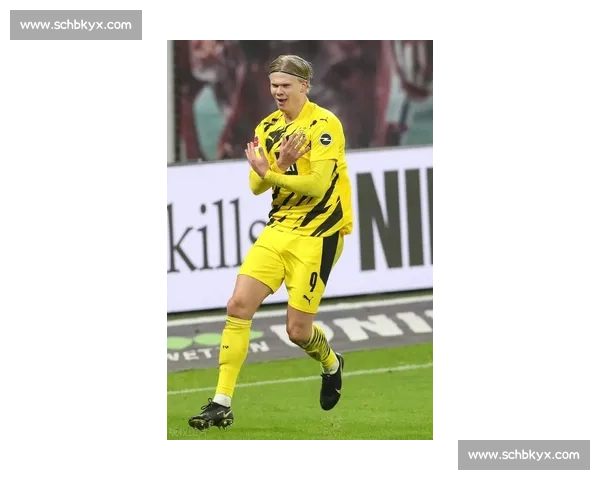 世俱杯曼城 10 分钟 3 球 + 哈兰德头球救主，加时遭新月绝杀止步 16 强