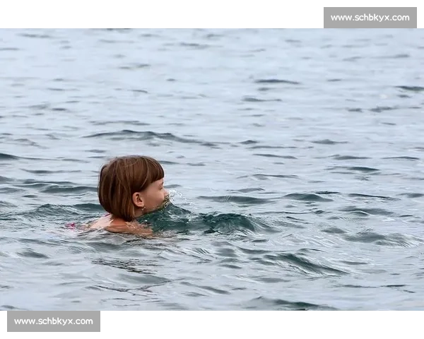 雨幕中的泳者：拥抱自然的清凉仪式